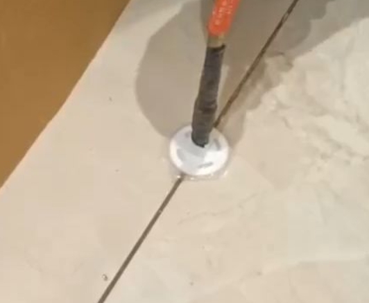 贵港瓷砖空鼓维修公司专业解答瓷砖在铺贴过程中，如果没有涂抹均匀到位的粘结材料（如水泥砂浆或瓷砖胶），可能会导致以下问题